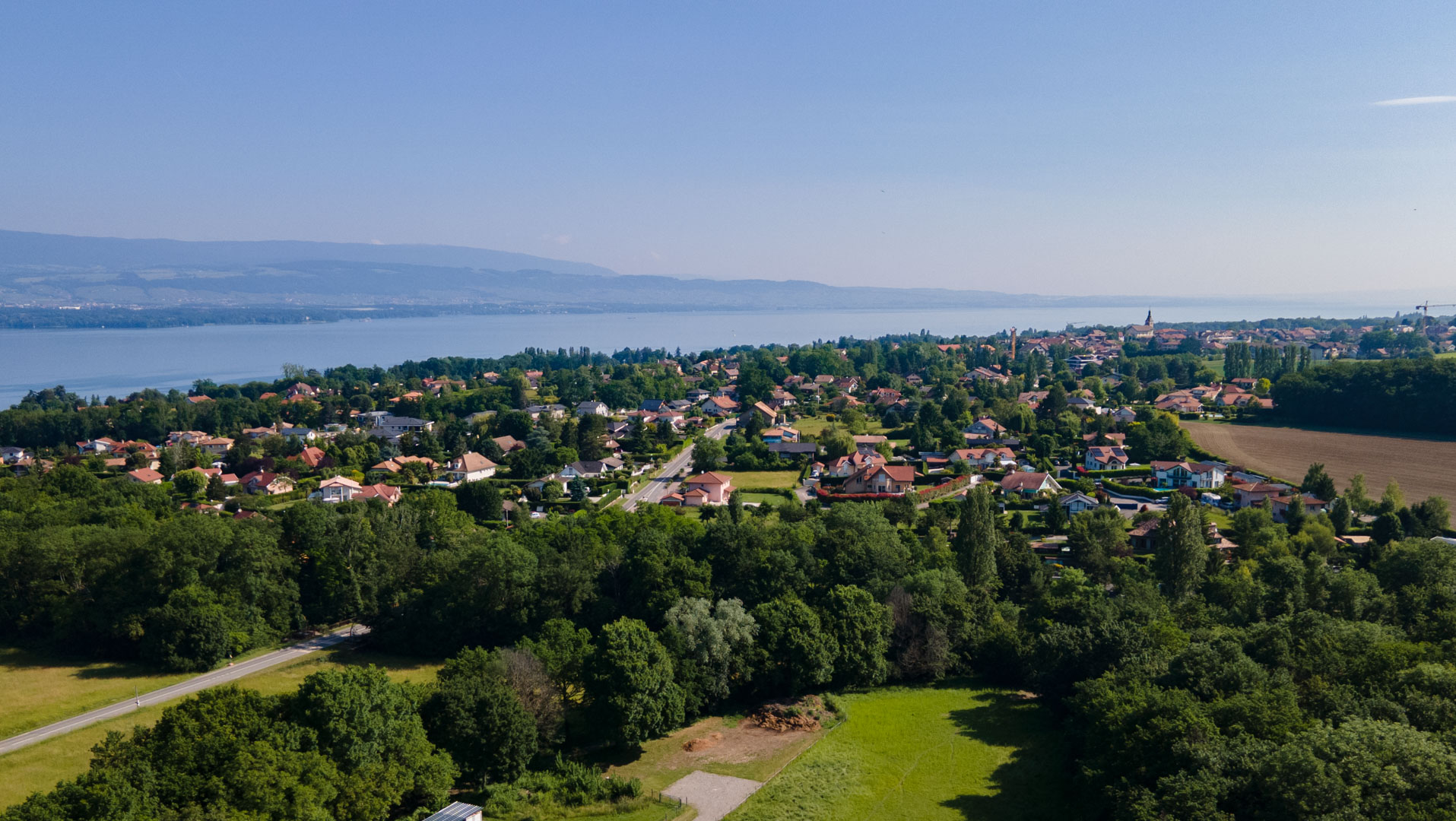 Photo de Messery, une vue du drone en plan large.