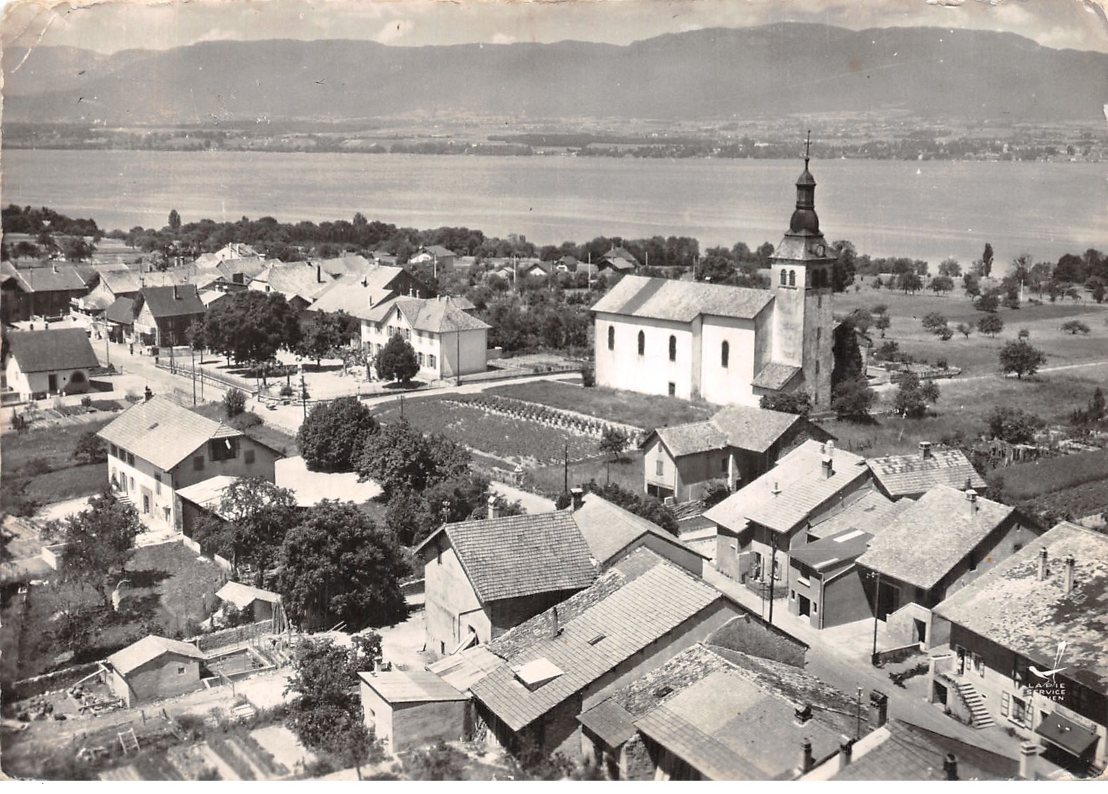 Vue sur l'église de Messery