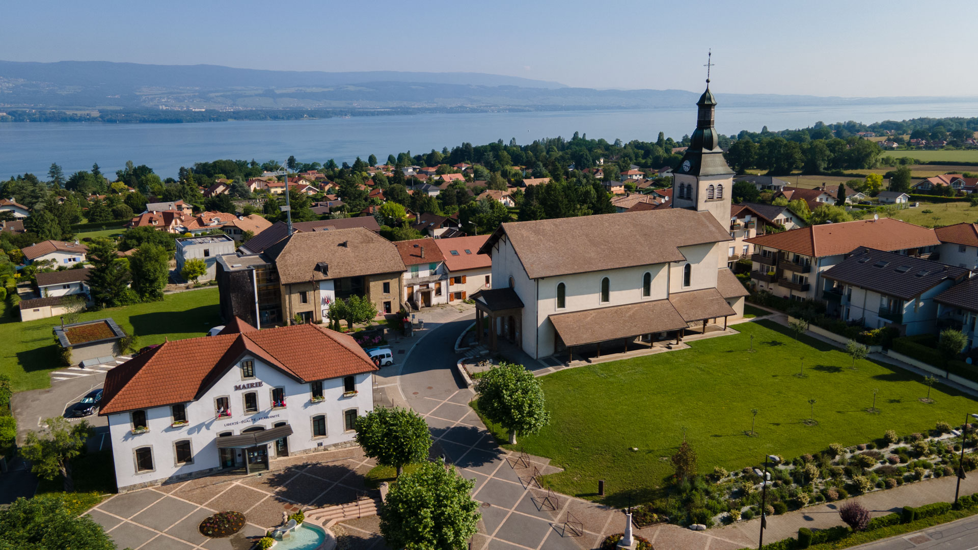 Messery (vue drone) Eglise, mairie et bibliothèque.
